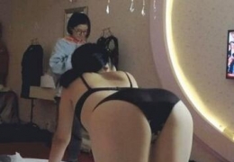 女神级性感模特酒店拍摄封面广告卫生间换衣和洗澡时偷拍