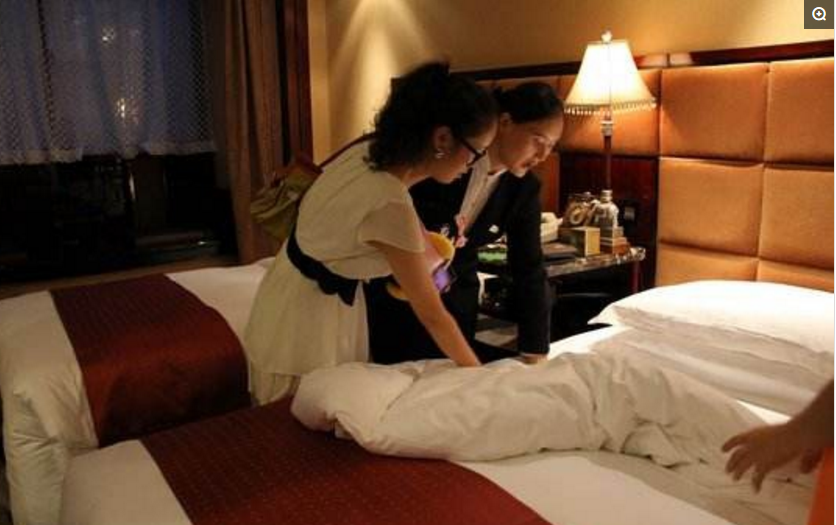 爱旅游、经常出差的朋友，住酒店时你们有没有注意到酒店床尾总有一块布，这块布神秘十足，有人说那是用来擦 ...