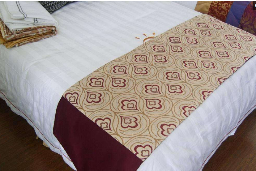 但有一个隐患，床旗不像床单一样每晚必换，一直在使用甚至很久不清洗。搞怪的旅客，使用床旗擦地、擦桌子， ...