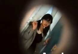 peeping chinese girls go to the toilet